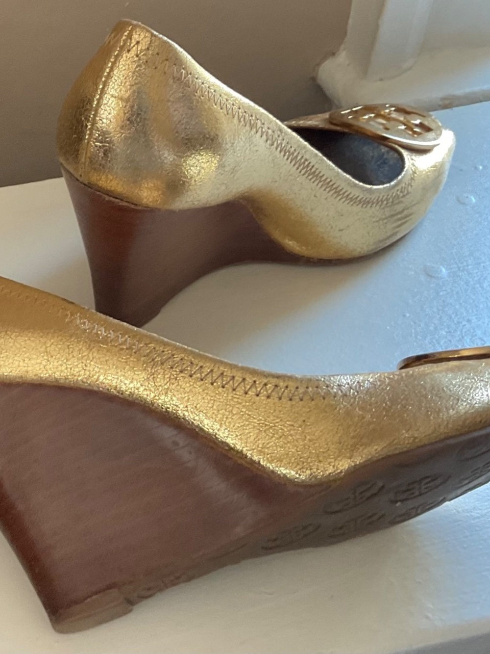Tory Burch Peep Toe Gold Leather Wedges sz 7.5 - Picture 2 of 6
